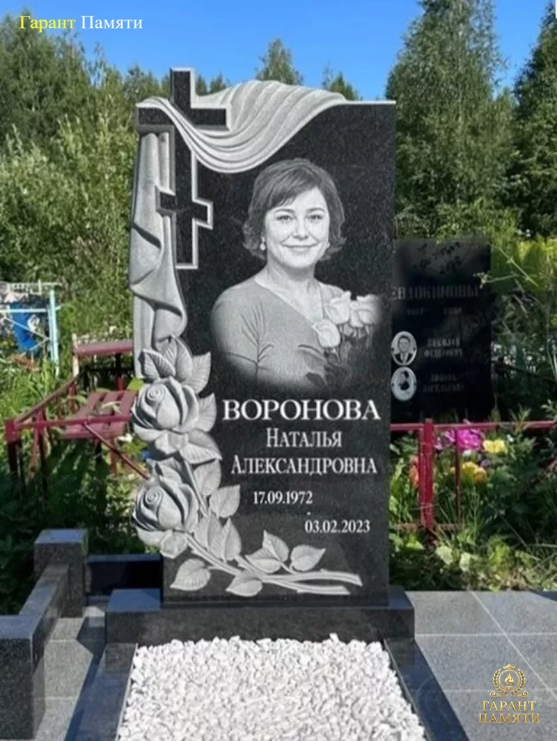 Памятник из гранита Мантия с розами 3